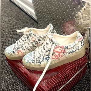 DKNY Size 7 1/2 Leather Sneakers